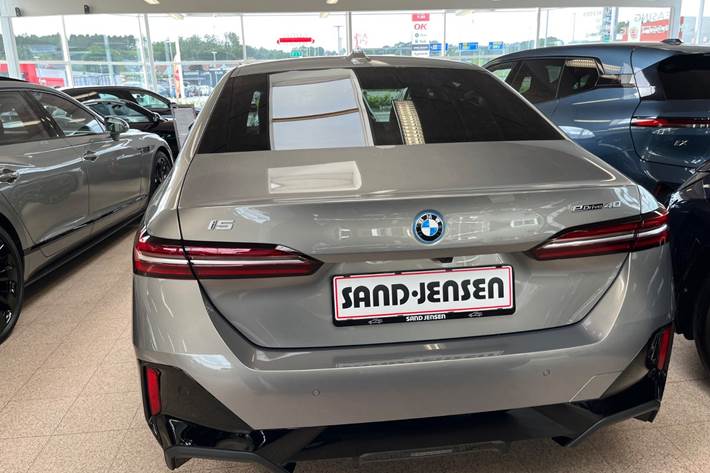 Grå BMW i5 fra 2026