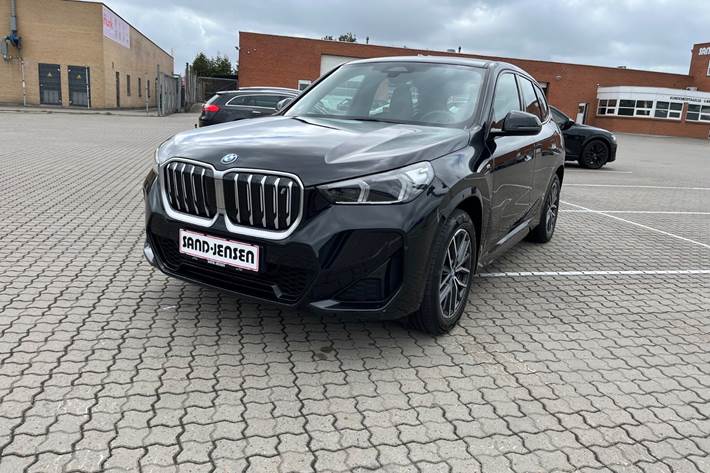 Sort BMW iX1 fra 2024 set udefra