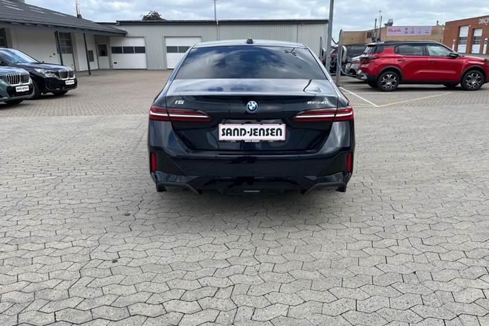 Sort BMW i5 fra 2026