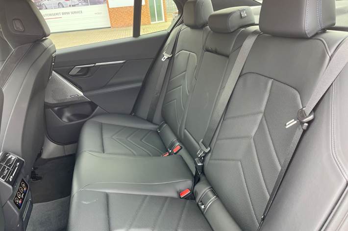 Sort BMW i5 fra 2026
