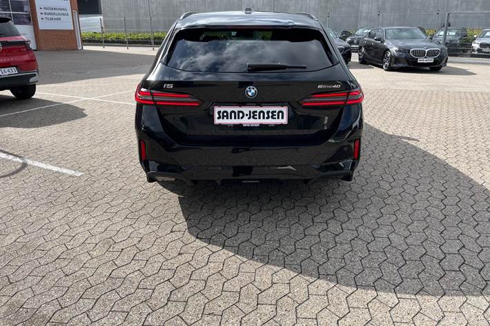 Sort BMW i5 fra 2026