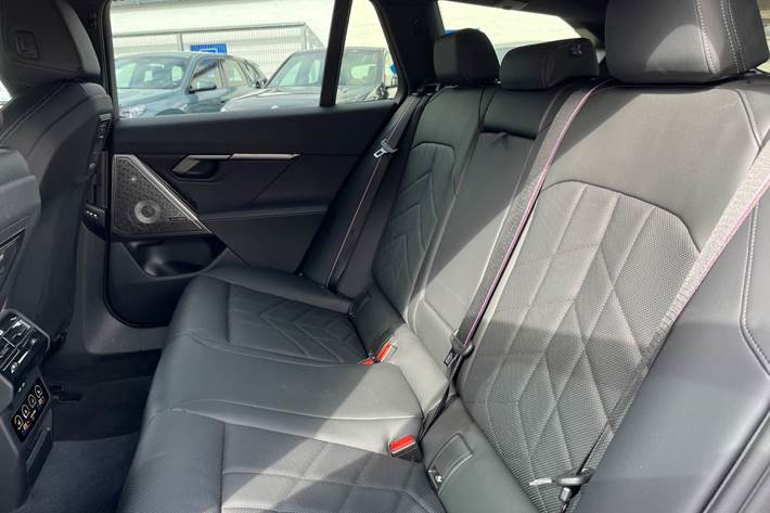 Sort BMW i5 fra 2026