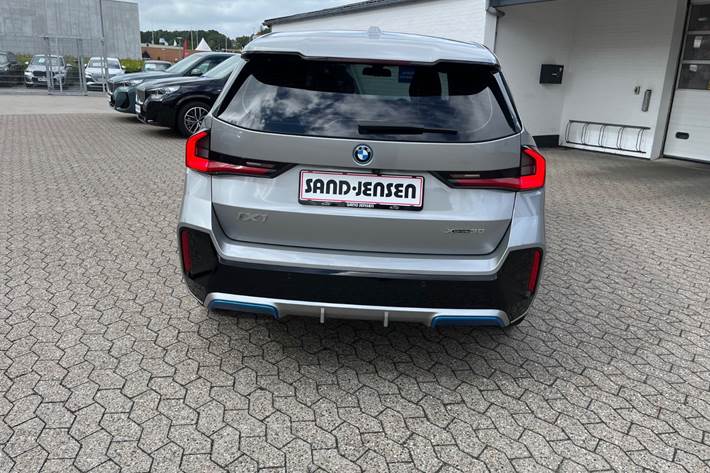 Sølv BMW iX1 fra 2024