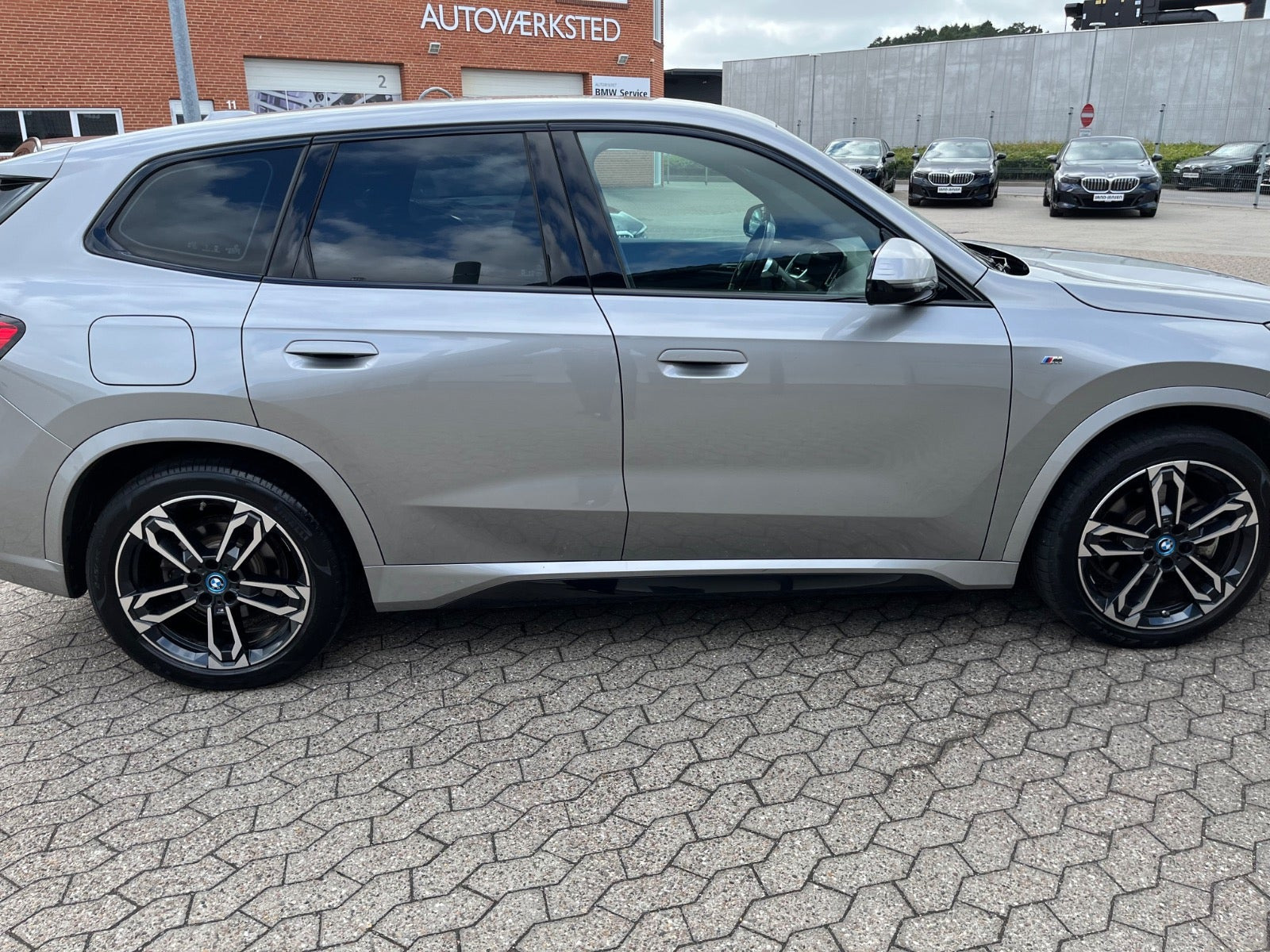 Sølv BMW iX1 fra 2024