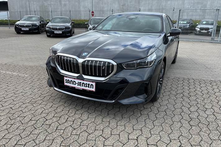 Grå BMW i5 fra 2026