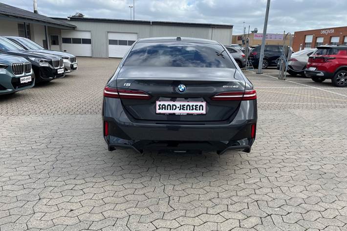 Grå BMW i5 fra 2026