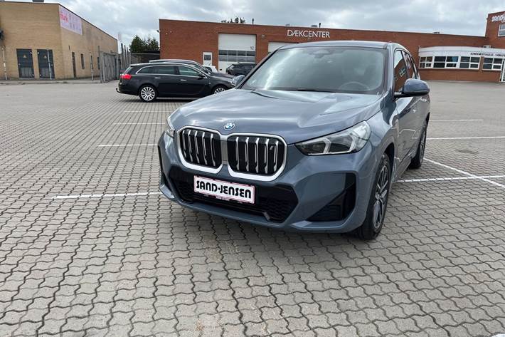 Grå BMW iX1 fra 2023 set udefra
