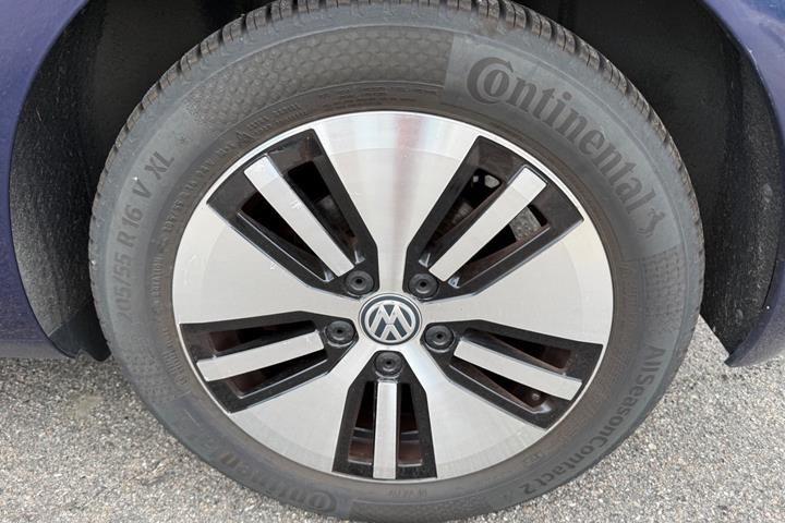 Blå VW e-Golf VII fra 2019