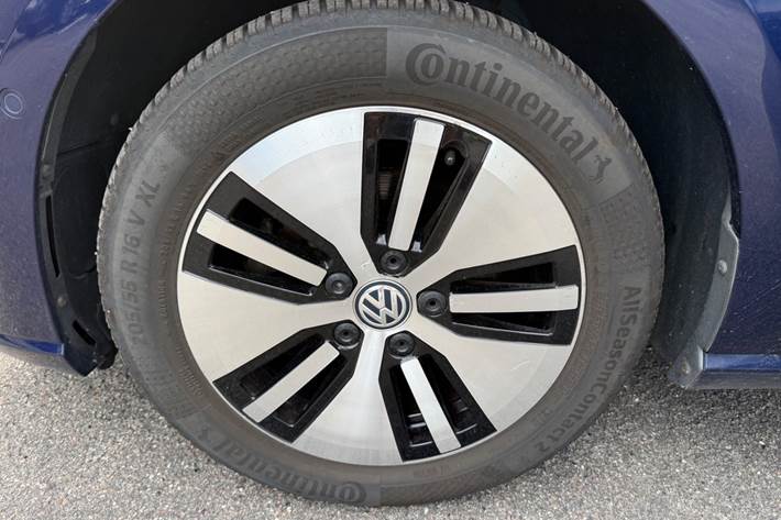 Blå VW e-Golf VII fra 2019