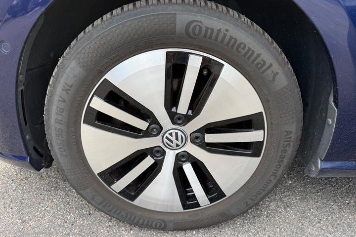 Blå VW e-Golf VII fra 2019