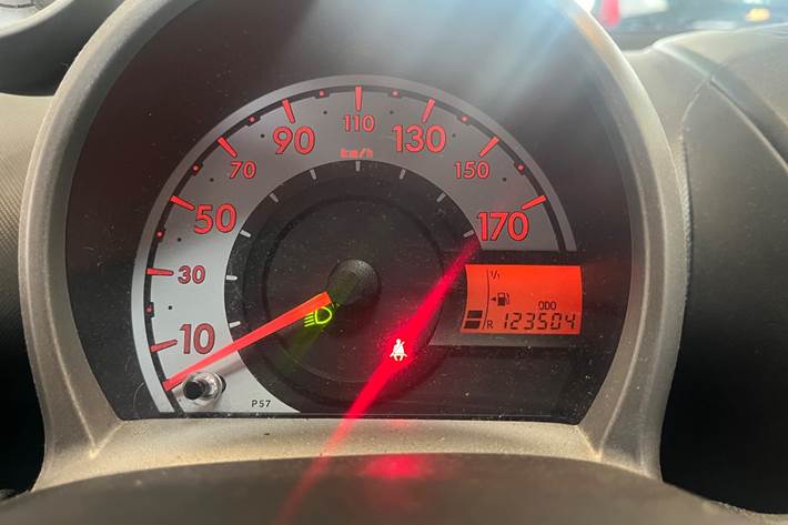 Grå Peugeot 107 fra 2012