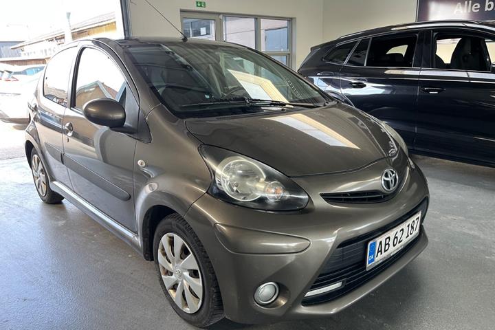 Bronze Toyota Aygo fra 2012 set udefra