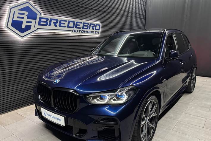 Blå BMW X5 fra 2023