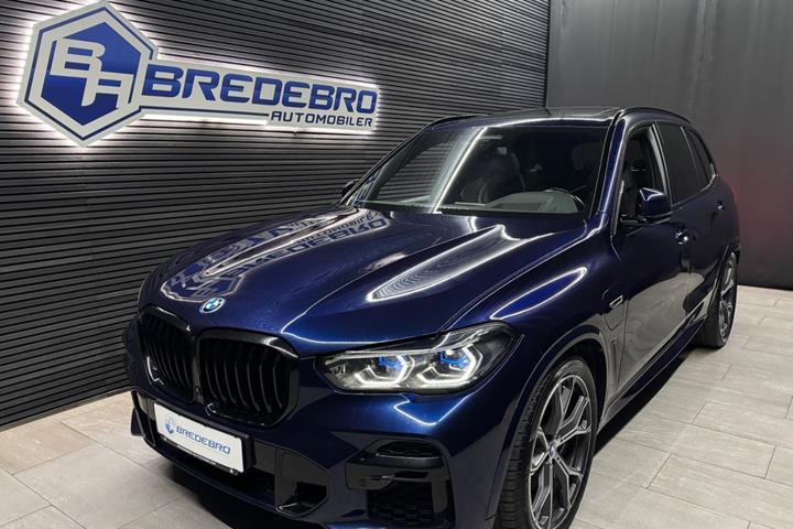 Blå BMW X5 fra 2023 set udefra