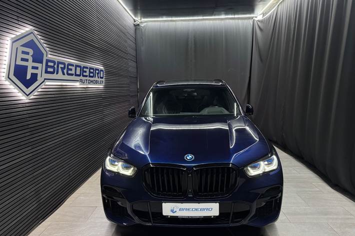 Blå BMW X5 fra 2023
