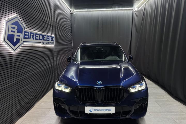 Blå BMW X5 fra 2023