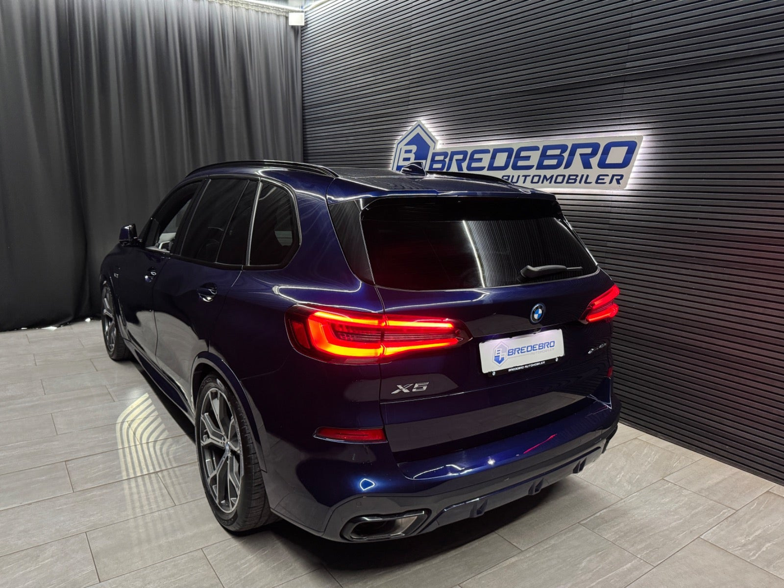 Blå BMW X5 fra 2023