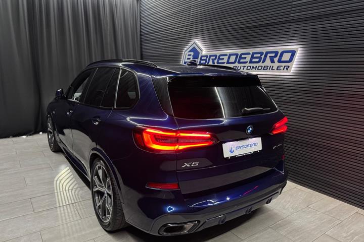 Blå BMW X5 fra 2023