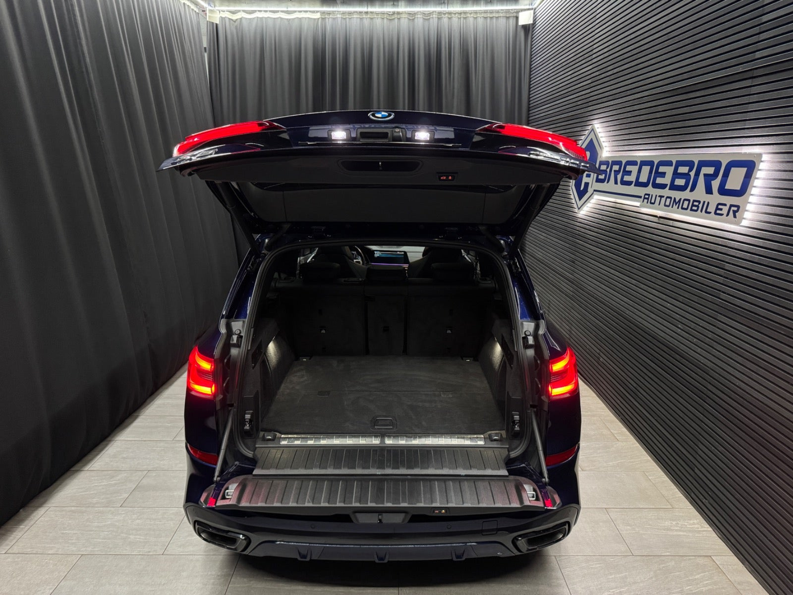 Blå BMW X5 fra 2023