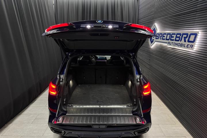 Blå BMW X5 fra 2023