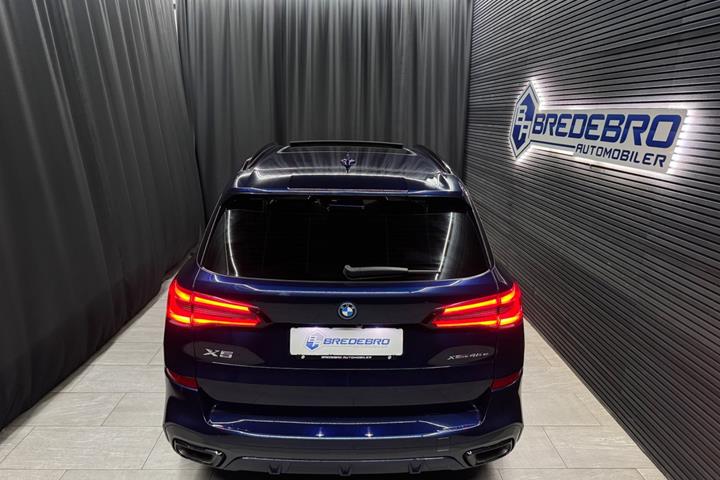 Blå BMW X5 fra 2023