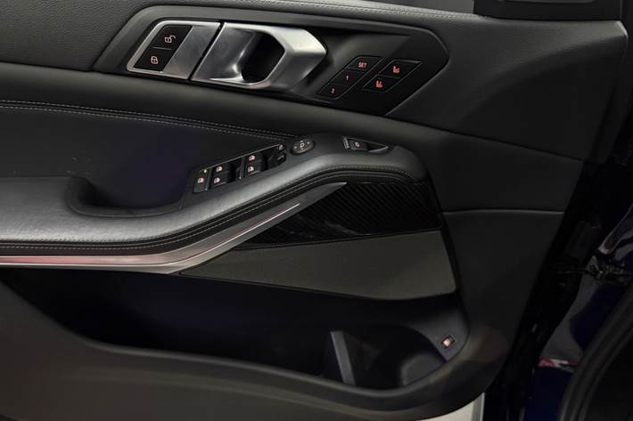 Blå BMW X5 fra 2023