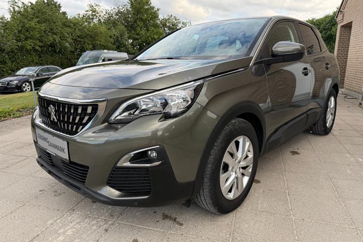 Grøn Peugeot 3008 fra 2017 set udefra