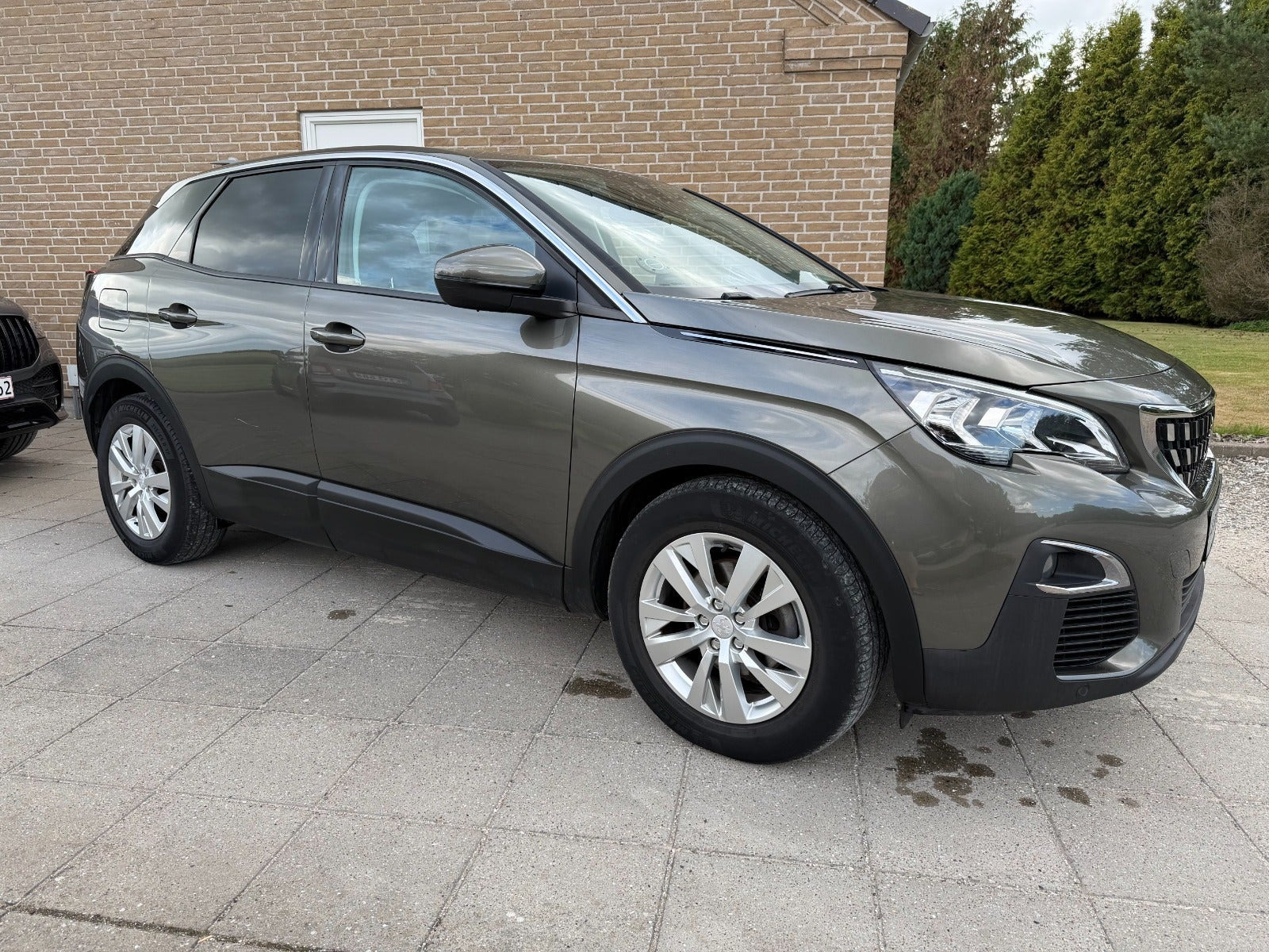 Grøn Peugeot 3008 fra 2017