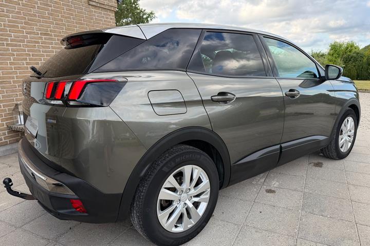 Grøn Peugeot 3008 fra 2017