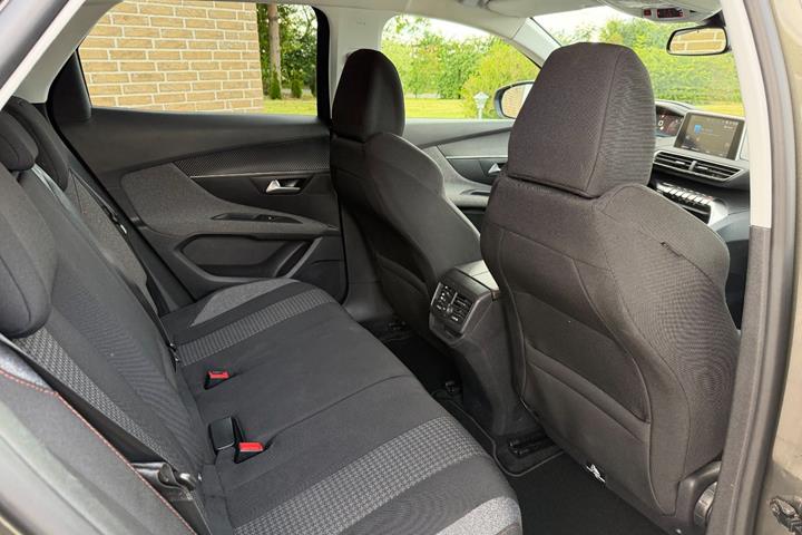 Grøn Peugeot 3008 fra 2017