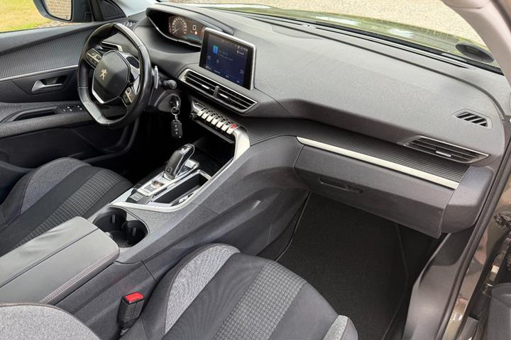 Grøn Peugeot 3008 fra 2017