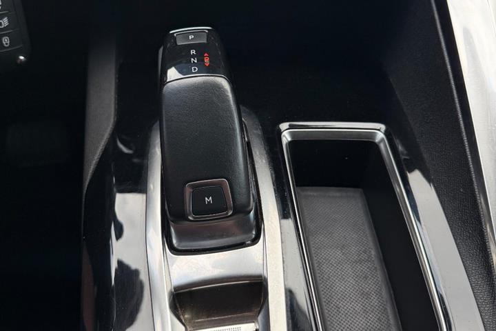 Grøn Peugeot 3008 fra 2017