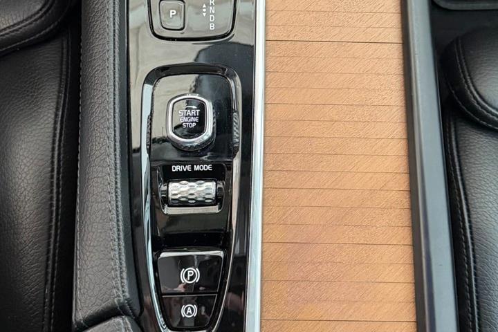 Blå Volvo XC90 fra 2019