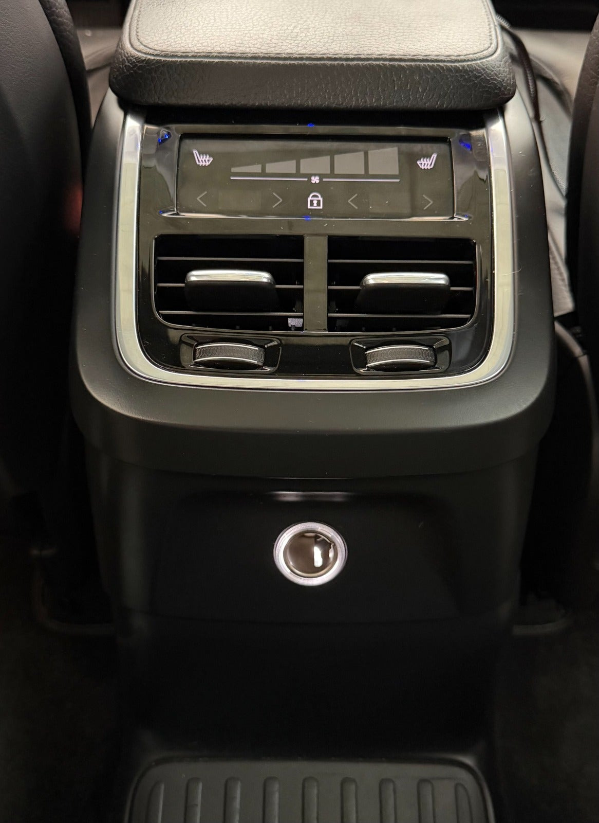 Blå Volvo XC90 fra 2019