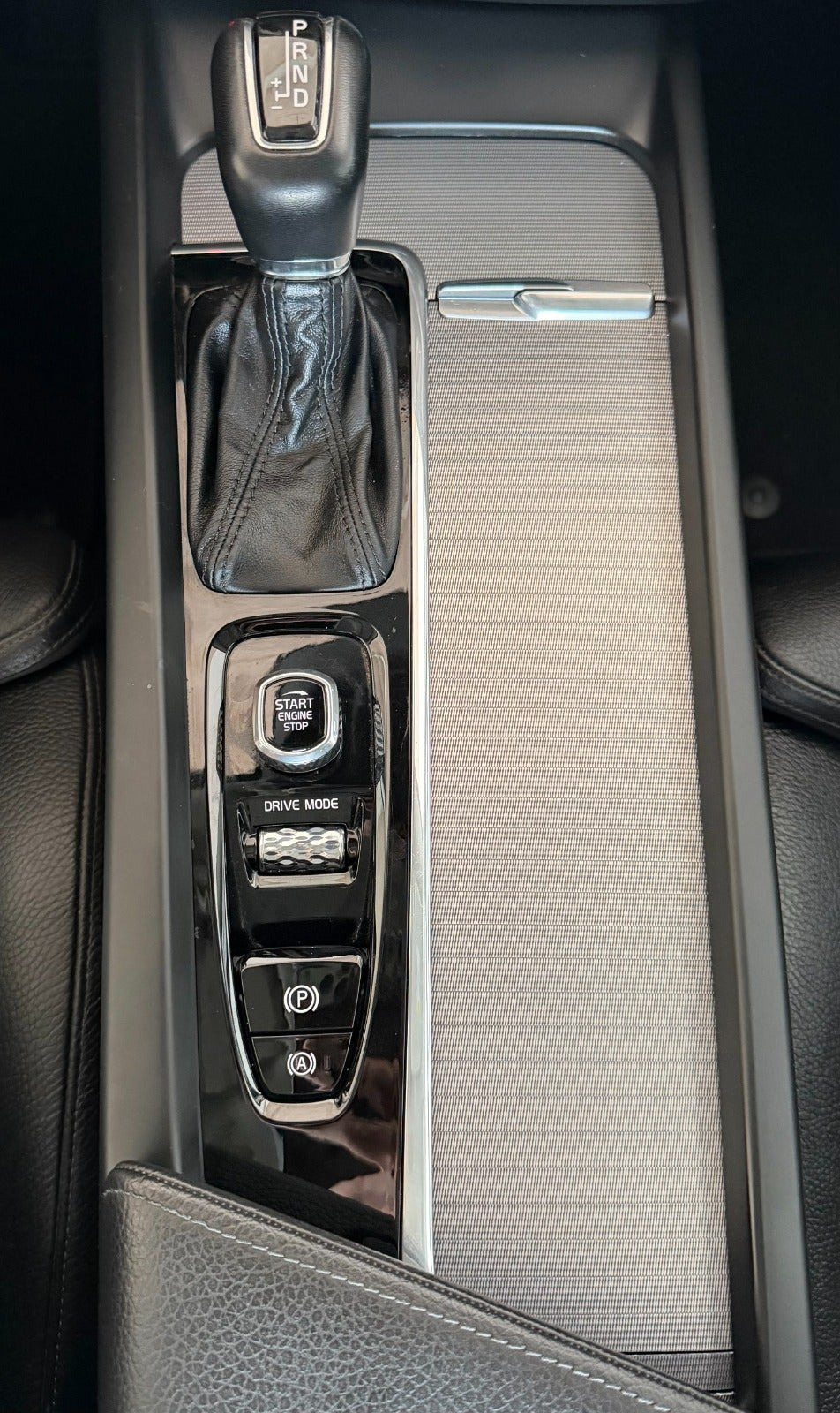 Grå Volvo XC60 fra 2018