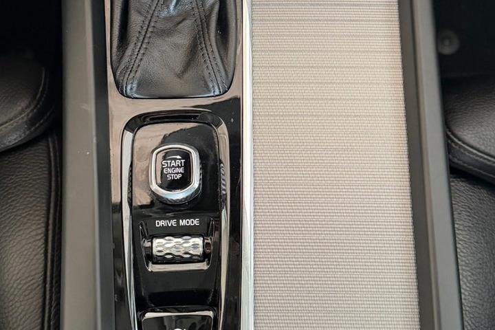 Grå Volvo XC60 fra 2018