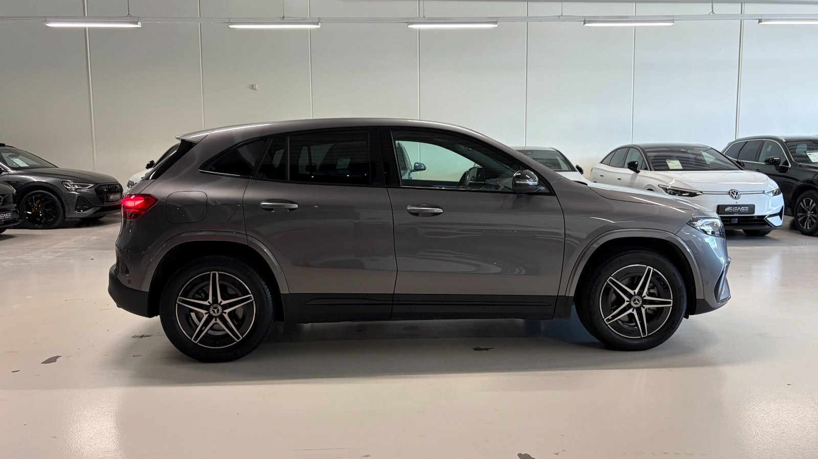 Grå Mercedes EQA250+ fra 2025