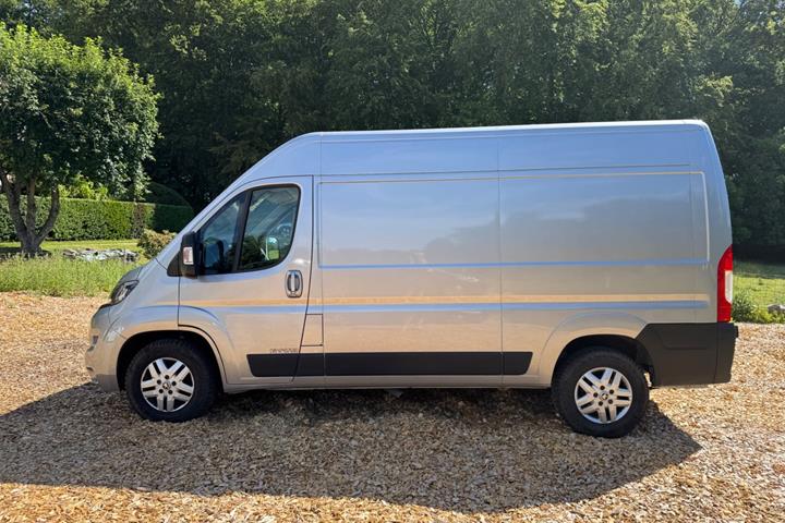 Sølv Peugeot Boxer 333 fra 2021