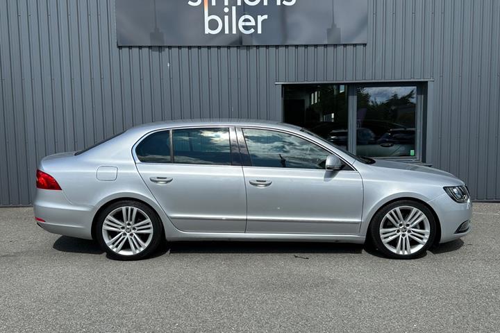 Sølv Skoda Superb fra 2014