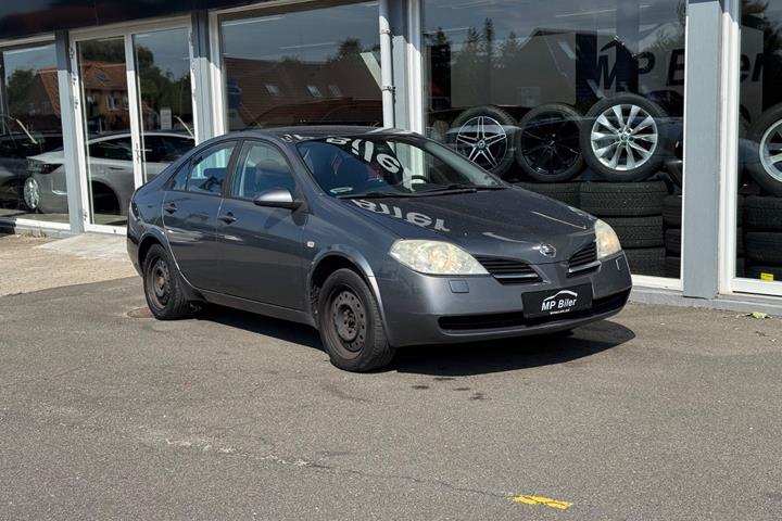 Grå Nissan Primera fra 2003 set udefra
