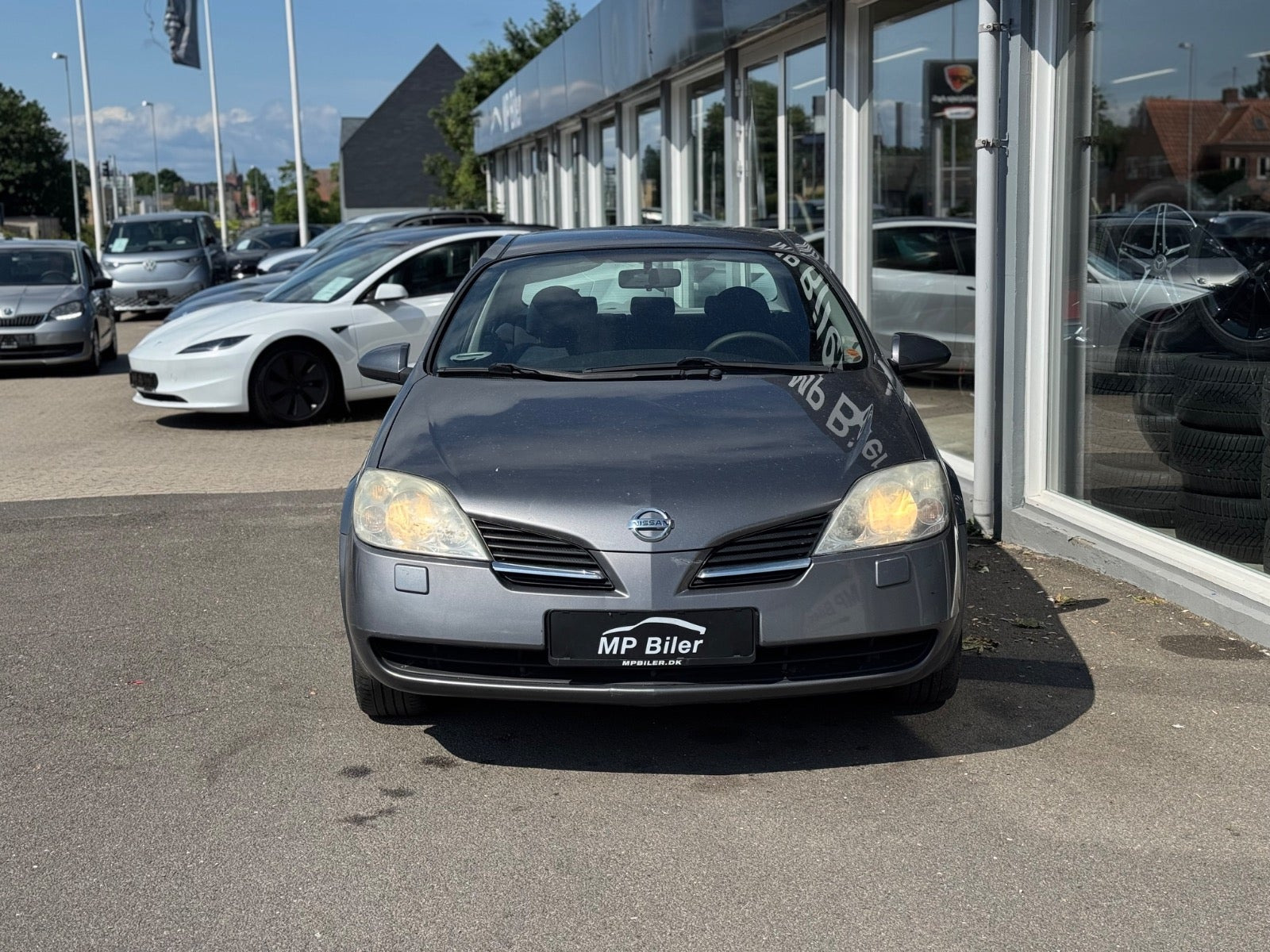 Grå Nissan Primera fra 2003 set udefra