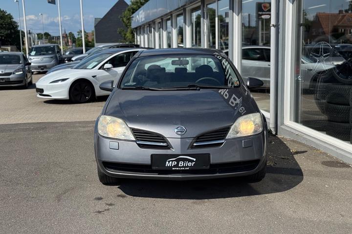 Grå Nissan Primera fra 2003 set udefra