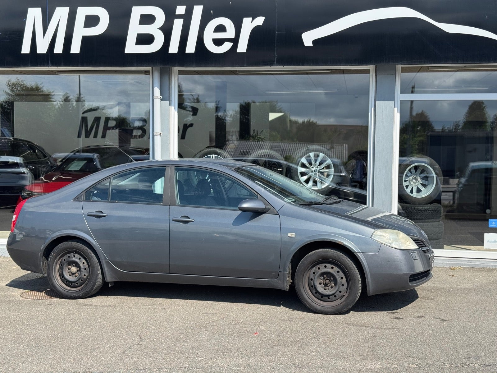 Grå Nissan Primera fra 2003 set udefra