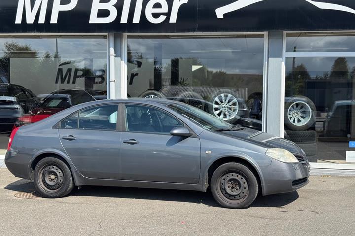 Grå Nissan Primera fra 2003 set udefra