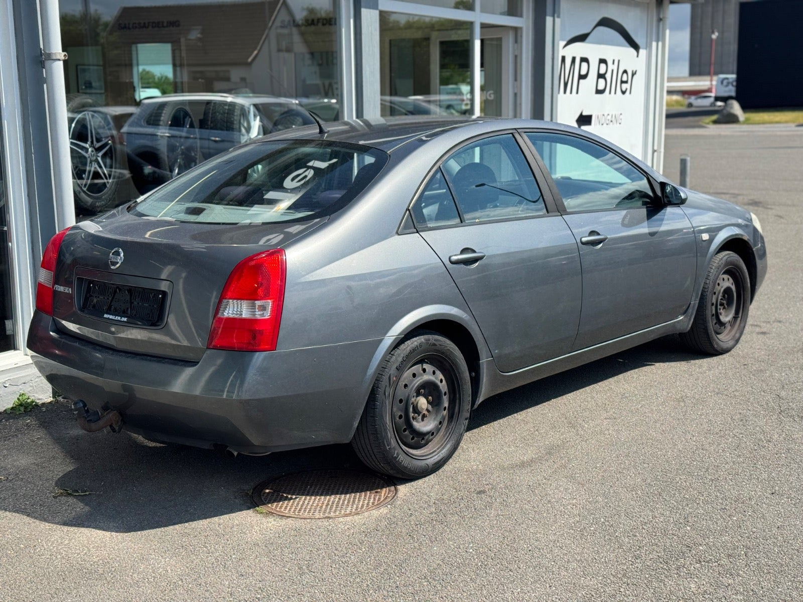 Grå Nissan Primera fra 2003 set udefra