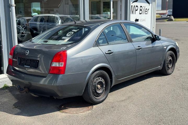 Grå Nissan Primera fra 2003 set udefra