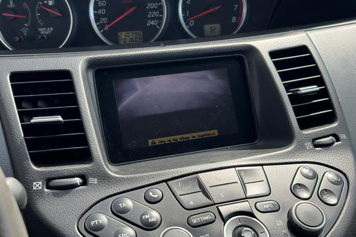 Grå Nissan Primera fra 2003 set indefra
