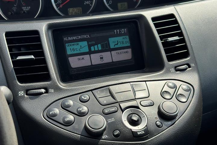 Grå Nissan Primera fra 2003 set indefra