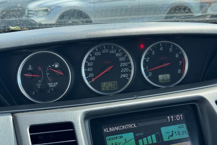 Grå Nissan Primera fra 2003