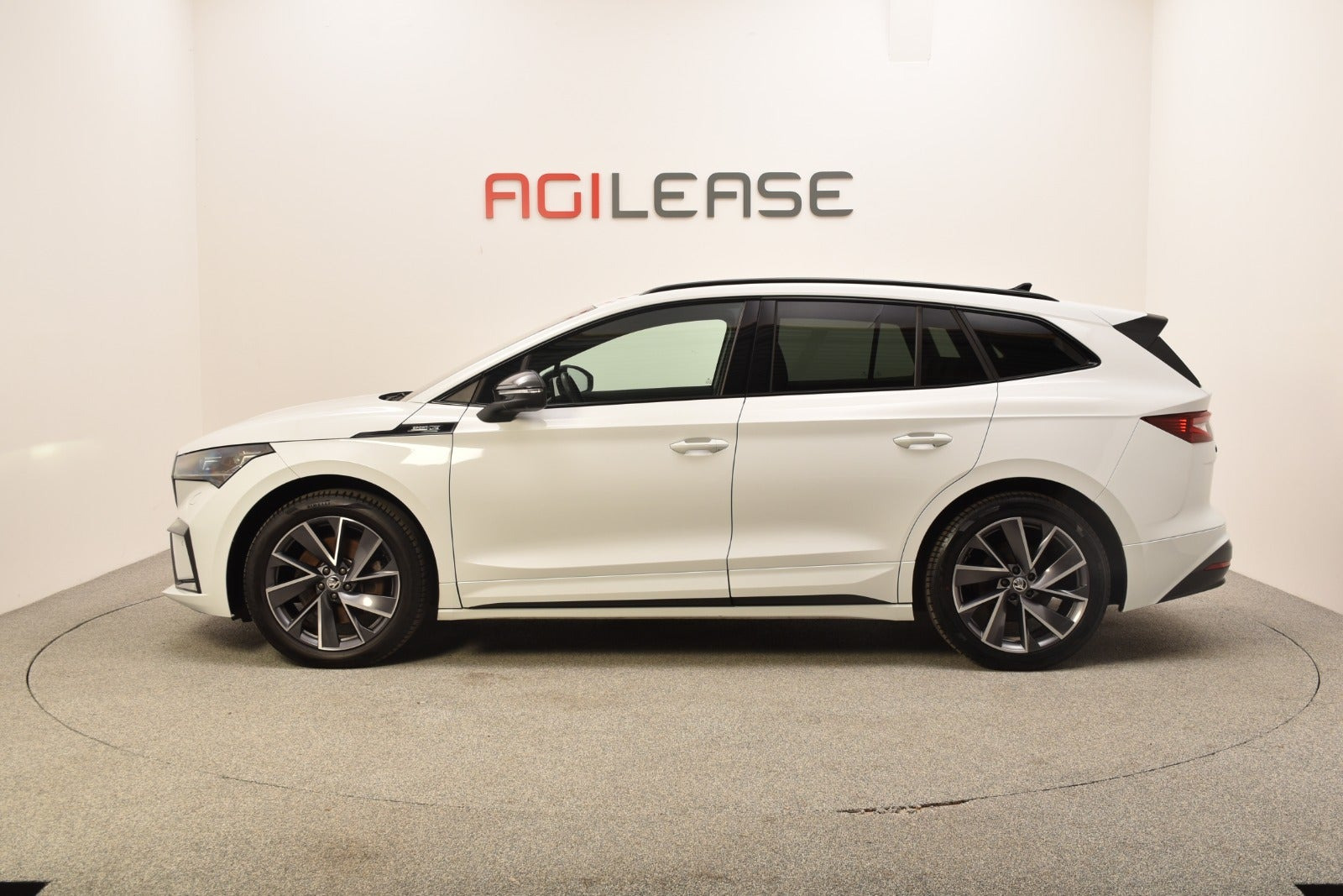Hvid Skoda Enyaq fra 2022